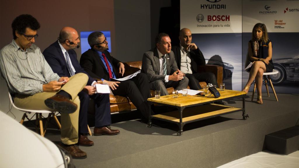 Foto de la primera mesa redonda titulada: “Innovación, conectividad y tecnologías disruptivas en el sector”.
