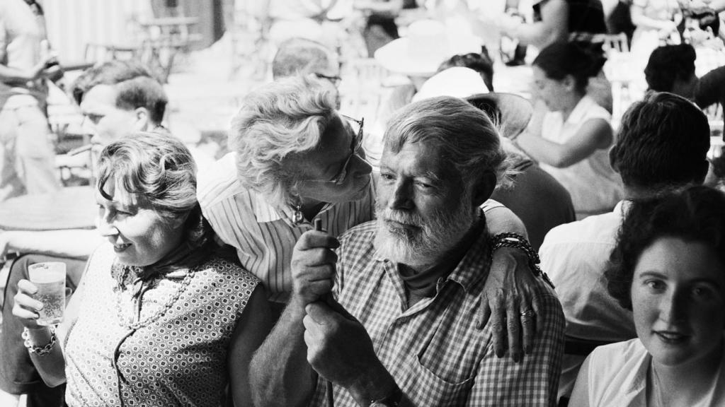 Hemingway, en la Plaza del Castillo, en Pamplona.
