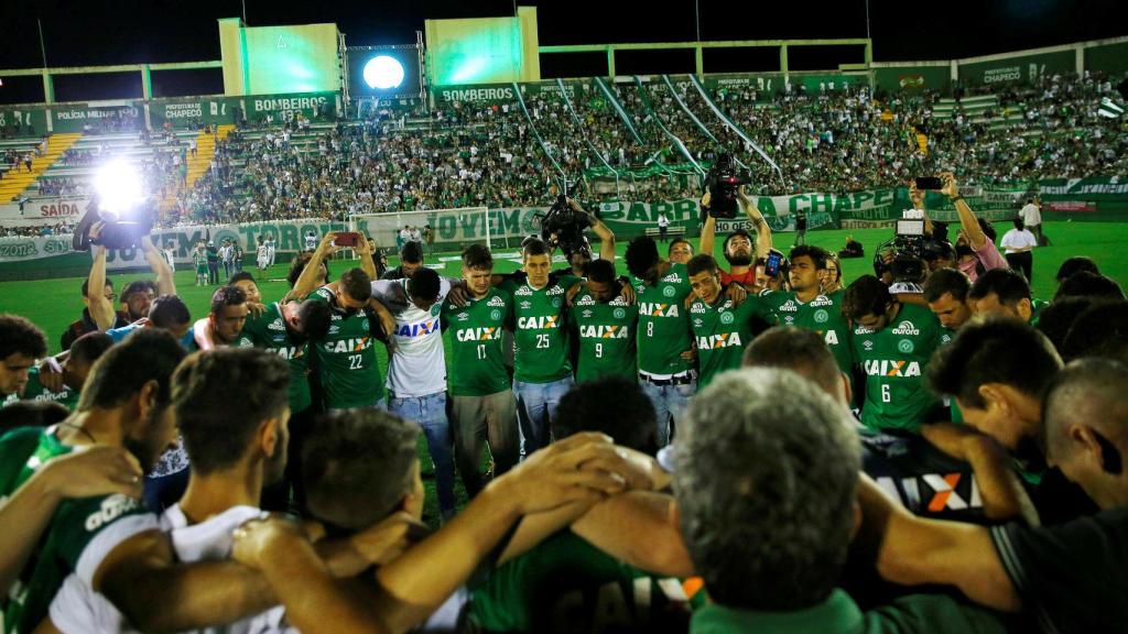 Homenaje a los jugadores del Chapecoense.