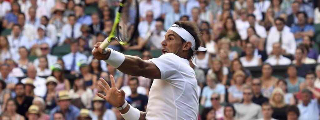 Nadal, tirando con su derecha en la segunda ronda de Wimbledon.