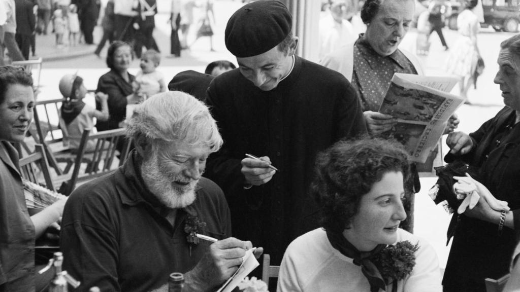 Hemingway firma un autógrafo en Pamplona.