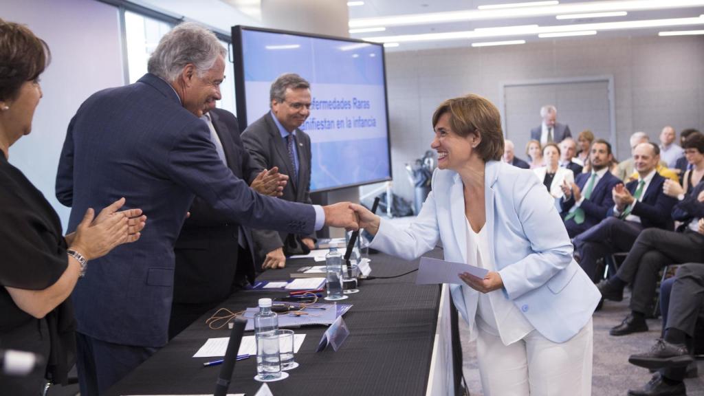 Rosa del Campo recoge su diploma.