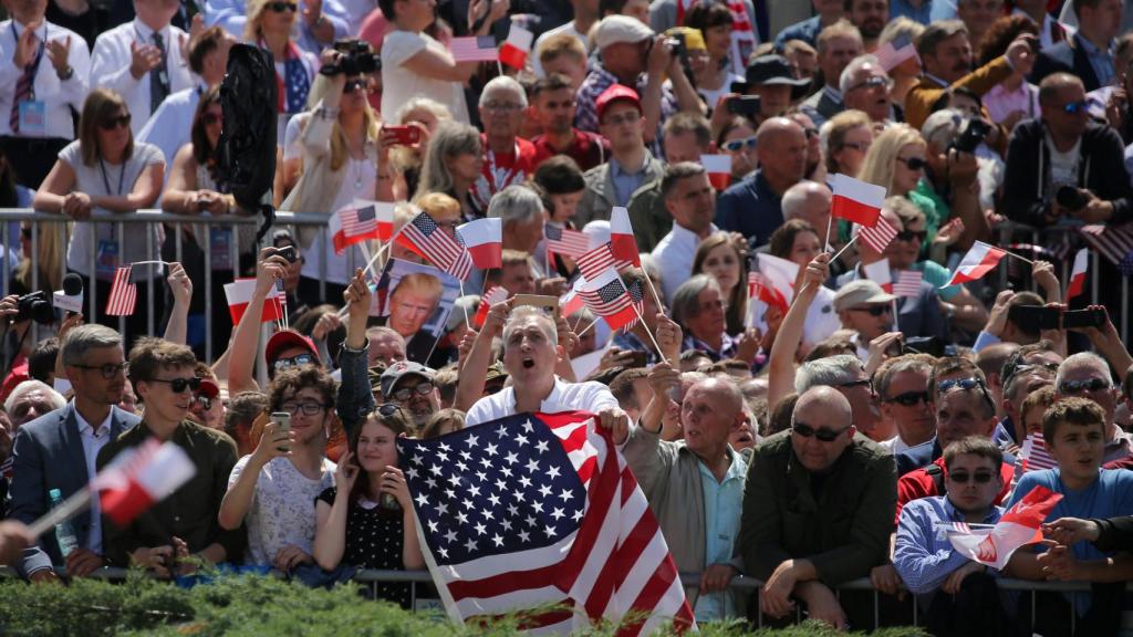 Los asistentes al discurso de Trump en Varsovia
