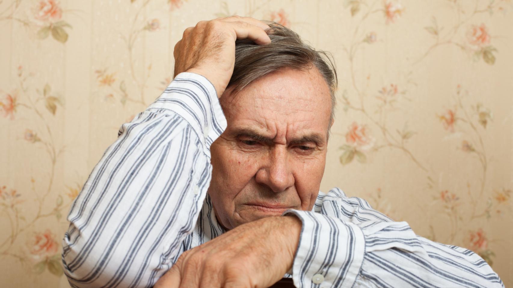 Un hombre mayor con la mirada perdida.