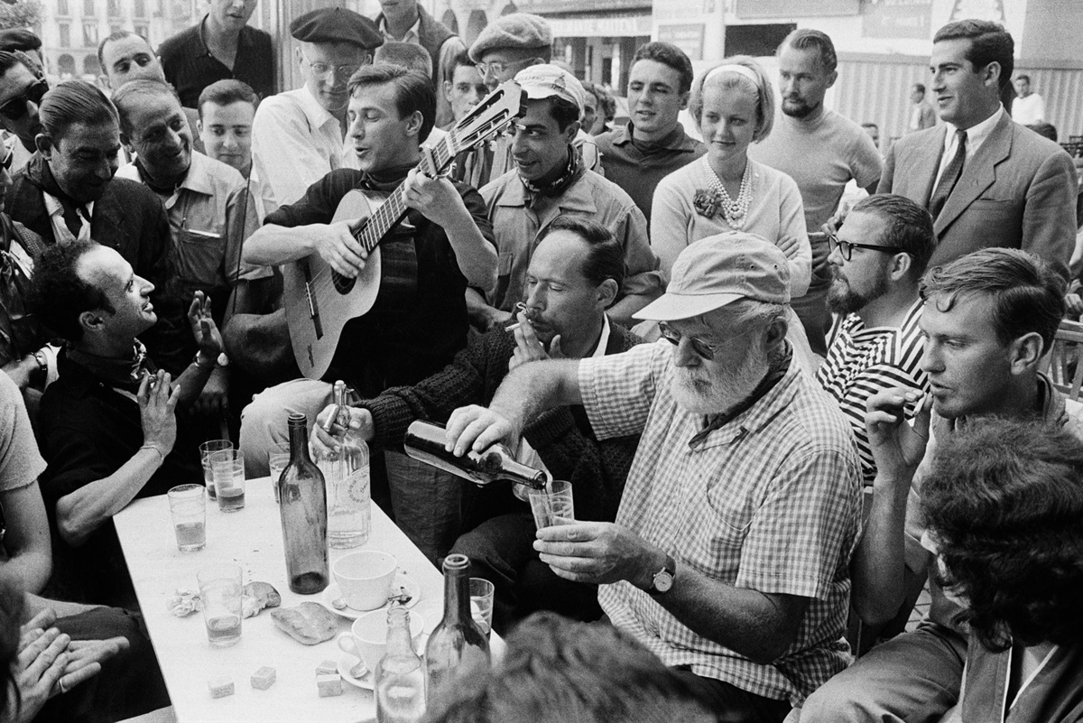 hemingway-correr-delante-de-los-toros-en-San-Fermin