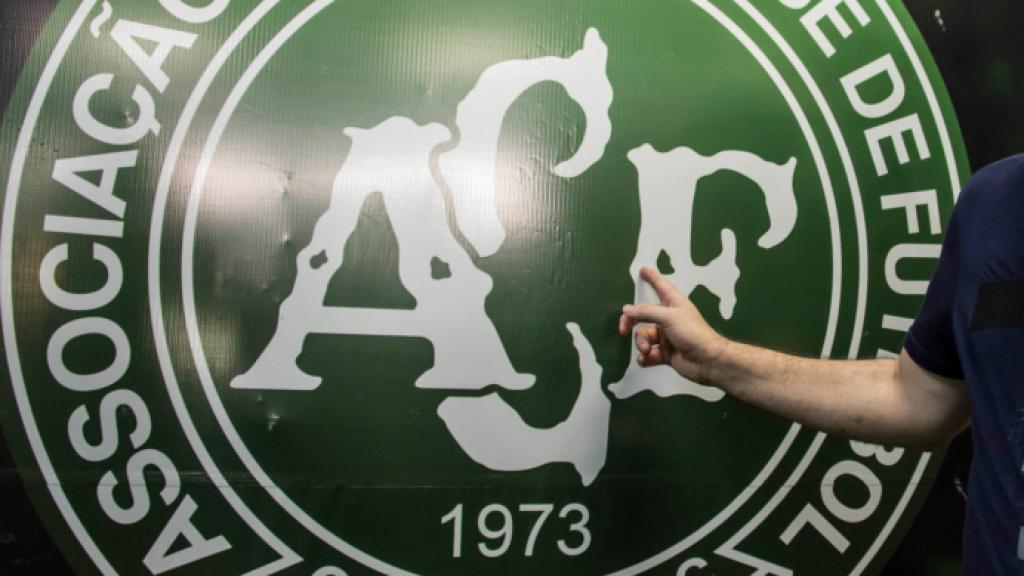 Rafael Henzel posa con el escudo del Chapecoense.