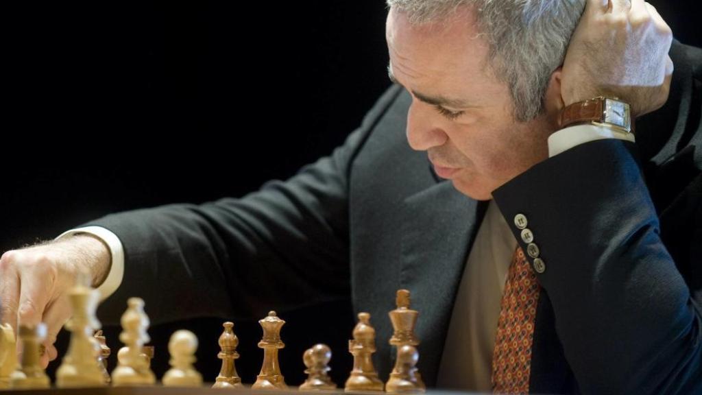 El campeón de ajedrez Garry Kasparov .