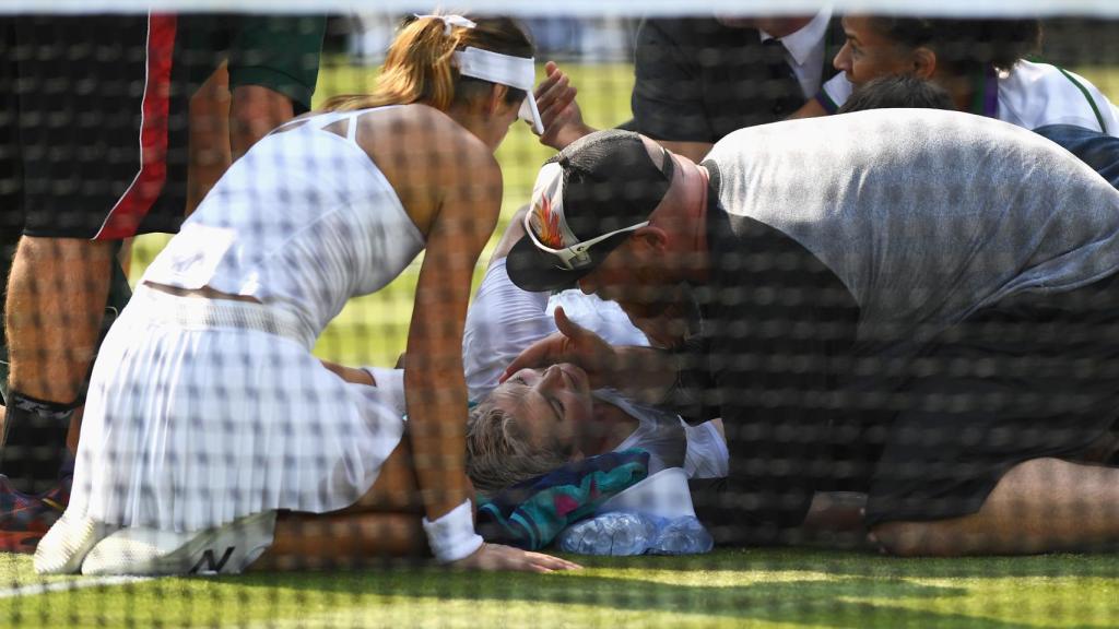 Mattek-Sands, tirada en la pista de Wimbledon junto a Cirstea.