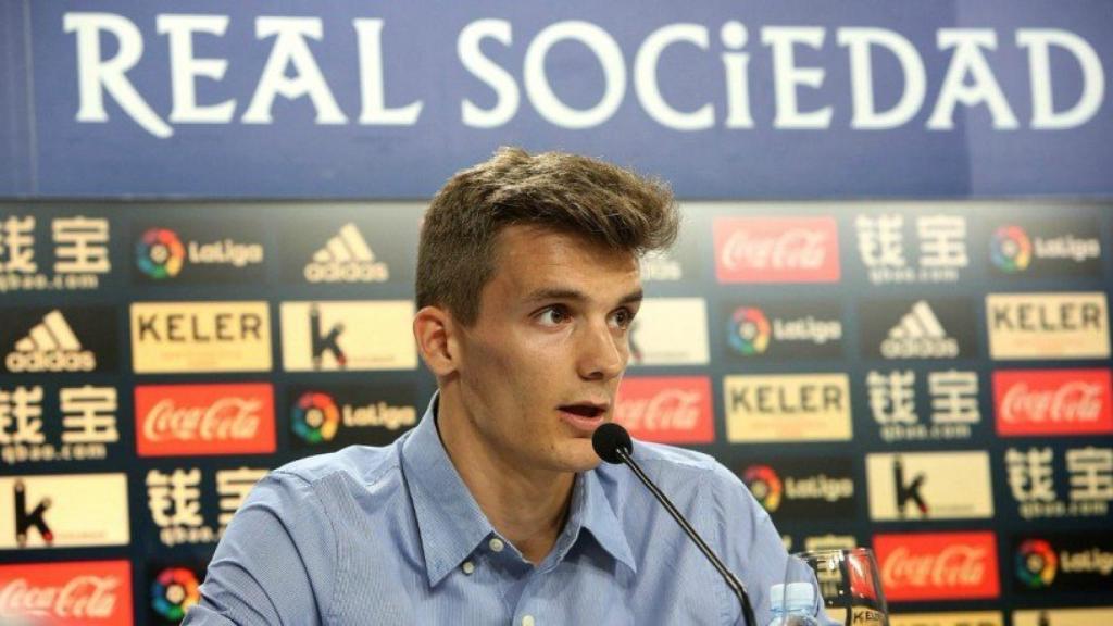 Diego Llorente, en su presentación con la Real Sociedad   Foto: Twitter (@RealSociedad)