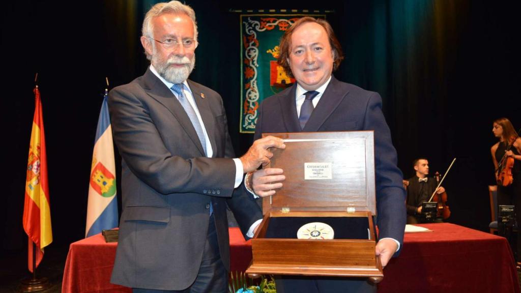 El alcalde de Talavera, Jaime Ramos, y el nuevo Embajador de la Cerámica de Talavera, Tomás Alía