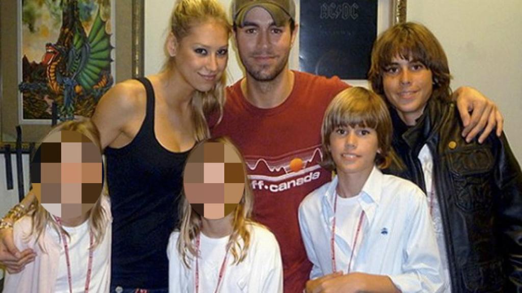 Enrique Iglesias con sus hermanos menores.