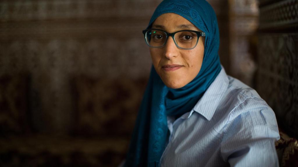 Ekram es la mayor de las cuatro hermanas afectadas. Vende cupones en un puesto de la ONCE en el centro de Ceuta. Está casada desde 2009 con un marroquí,