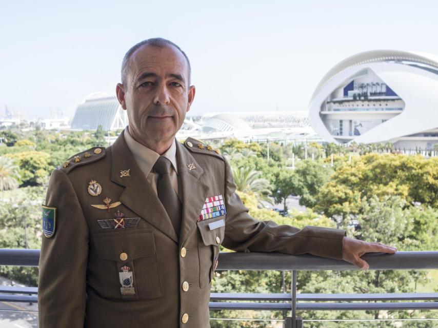 El Comandante Vicente León Zafra era el jefe del escuadrón de helicópteros en aquella misión. No sabíamos cuántas personas podía haber en la isla.