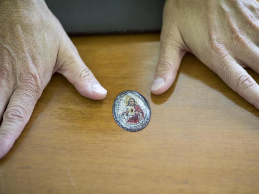 Es curioso, pero en ese vuelo y en todos en los que hago llevo conmigo un regalo que me hizo un amigo de la promoción, un tentebala, una imagen del Fernández Ortiz-Repiso llevaba esta medalla consigo aquel día: Es el Sagrado Corazón a la que le pides detente, bala, para que te proteja de un posible ataque.