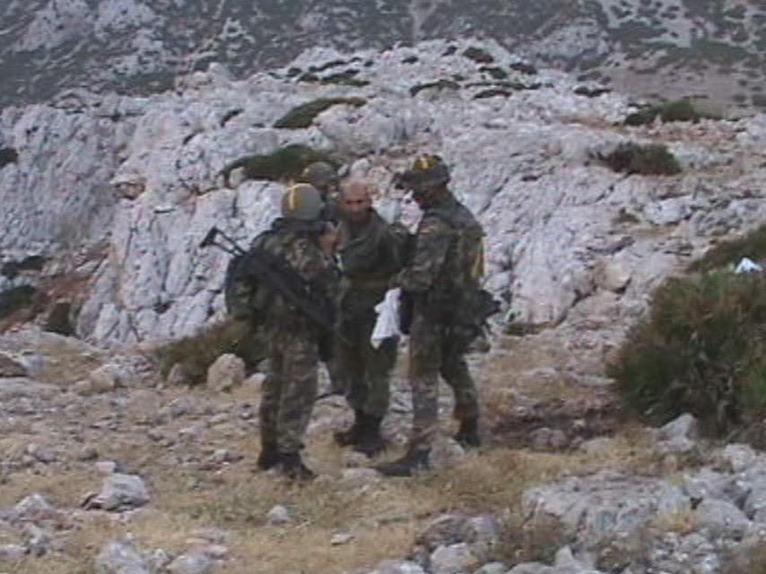 Uno de los momentos de la toma del islote. En ese momento, los soldados han entrado ya en el territorio conflictivo.
