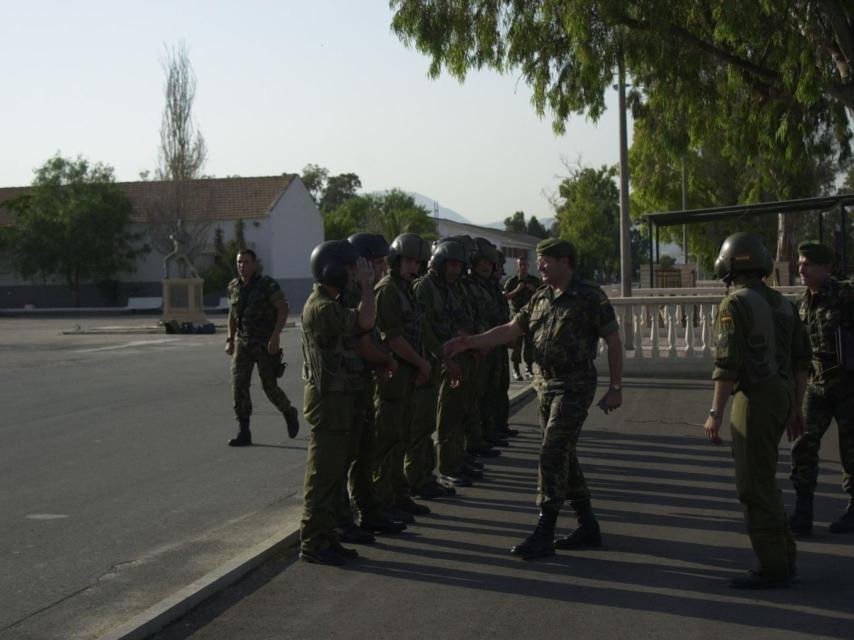 Los soldados que participaron en la misión, saludados al término de la misma.