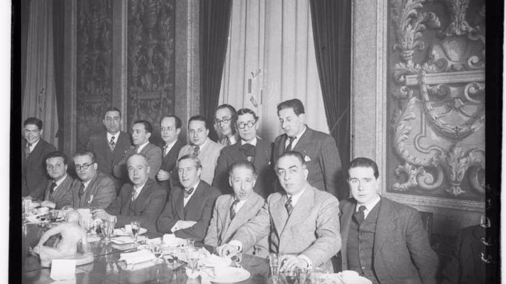 Recepcion de Companys a los periodistas que cubren los acontecimientos de tan histórico día.