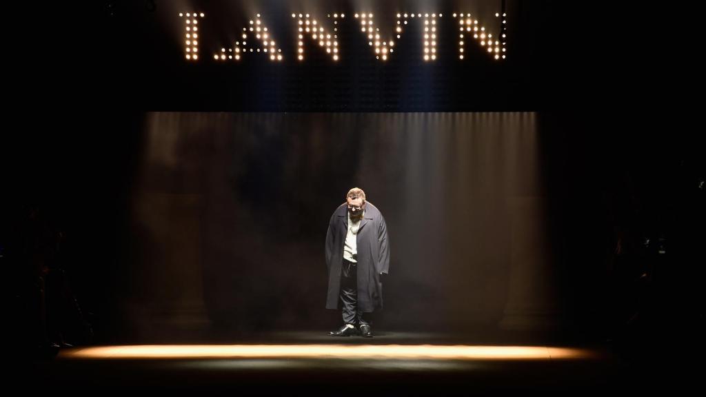 El diseñador israelí al cierre de uno de sus últimos desfiles para Lanvin. | Foto: Getty Images.