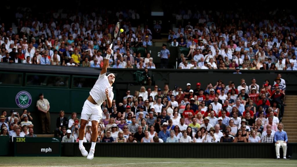 Federer, sacando en su partido ante Lajovic.
