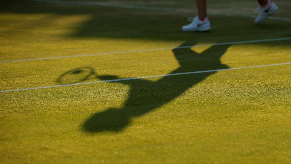La sombra de la checa Kvitova, en una pista de Wimbledon.