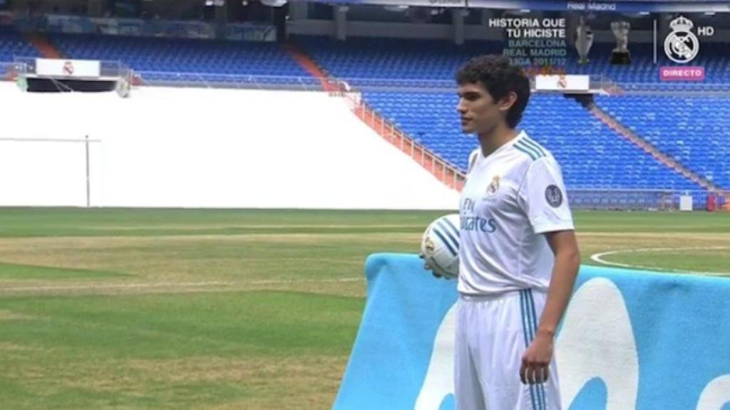Vallejo ya posa con la camiseta del Real Madrid.