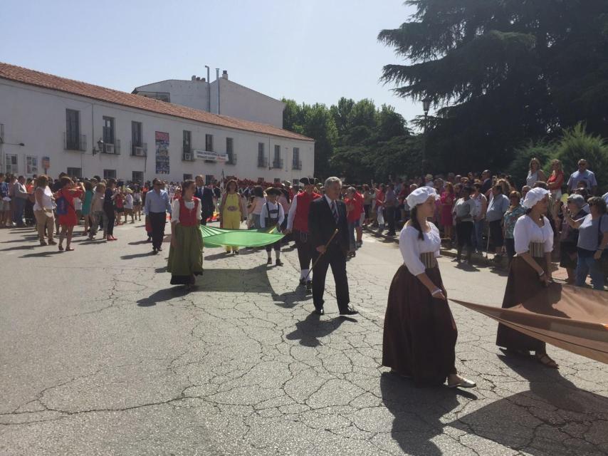 Vecinos de La Carolina desfilan con trajes típicos de colonos centroeuropeos.