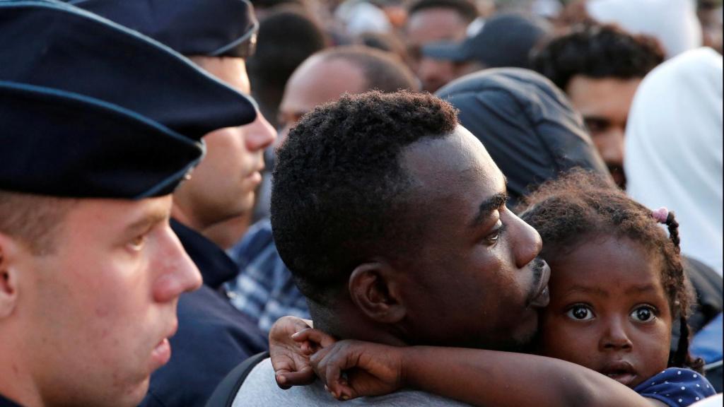 Entre los trasladados hay familias con niños.