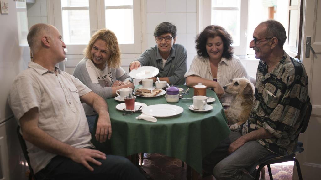 Algunos de los habitantes del piso que la Fundación 26 de Diciembre pone a disposición de las personas LGTBI mayores.