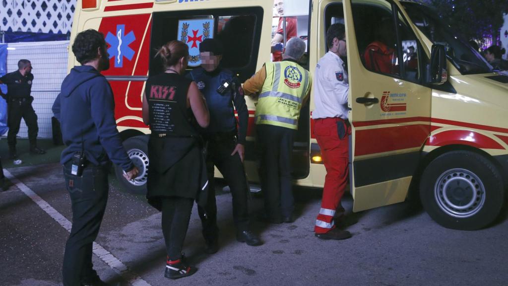 Los servicios de emergencia introducen al artista en la ambulancia