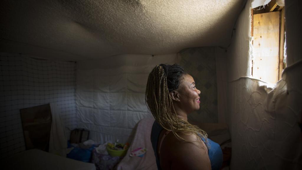 Beatriz Ada, de Guinea Ecuatorial, en su chabola de 'Las Madres', en Mazagón (Huelva). Foto: Fernando Ruso