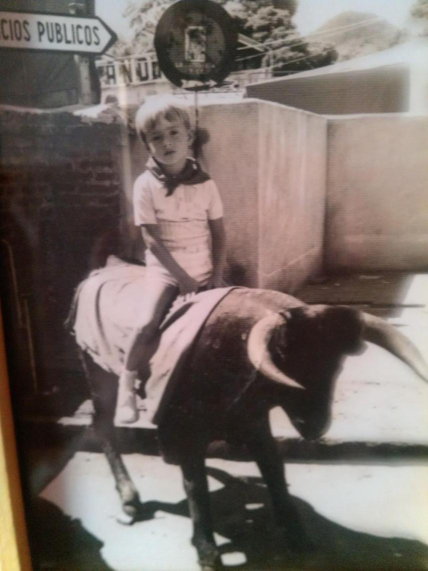 Miguel Ángel Blanco subido a un toro de juguete