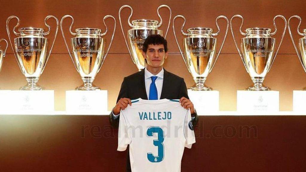 Vallejo posa con su camiseta y las doce Copas de Europa