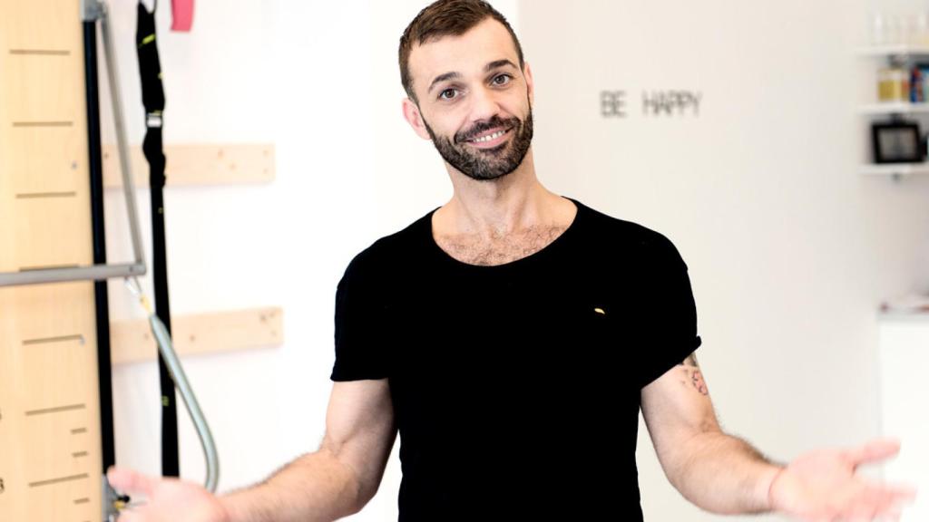 Pedro en una foto publicitaria de su nueva aventura empresarial, Aunion Therapy Studio.