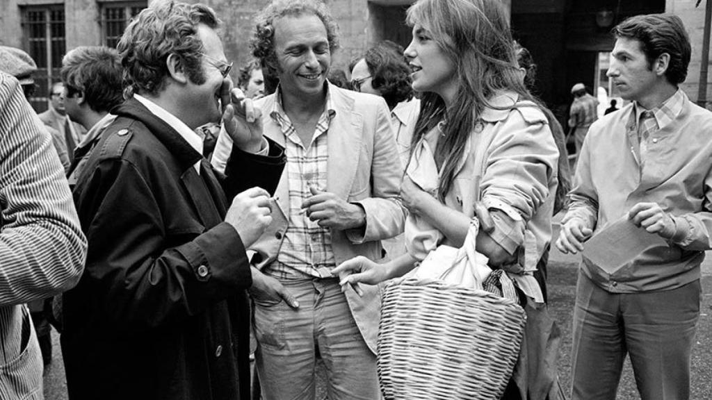 El clásico cesto de mimbre vuelve a convertirse en el accesorio del verano