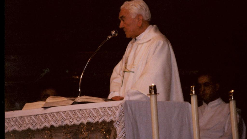 Don Teodoro, el cura de Ermua, en la misa que celebraba sus 50 años ejerciendo el sacerdocio.