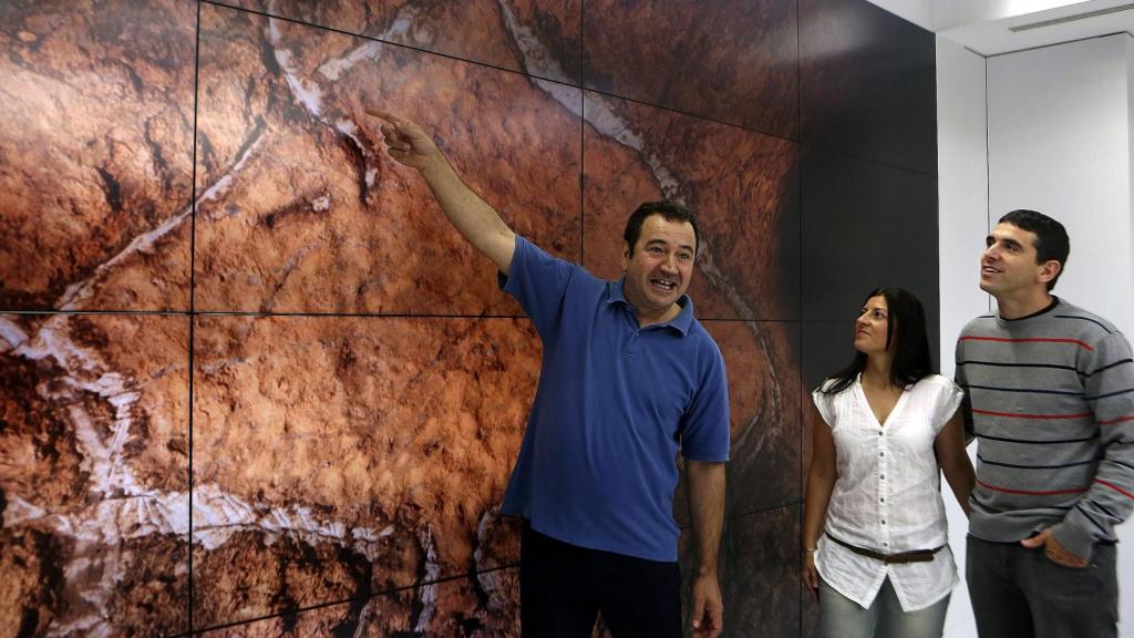 Espeólogos durante la presentación del hallazgo