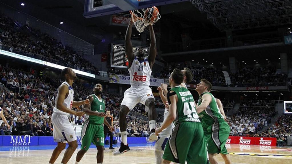 Othello Hunter anota ante el Darussafaka. Foto: europaleague.net