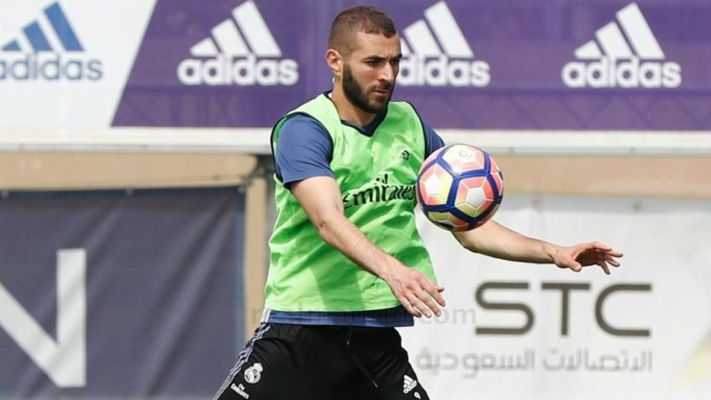 Benzema controla con el pecho