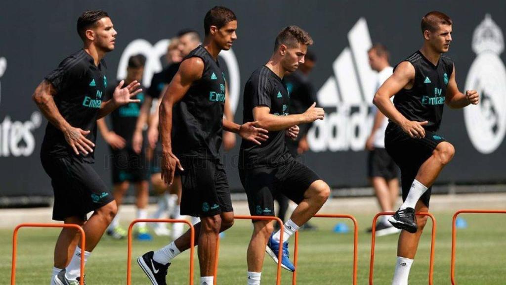 Los jugadores blancos realizan uno de los ejercicios de Pintus