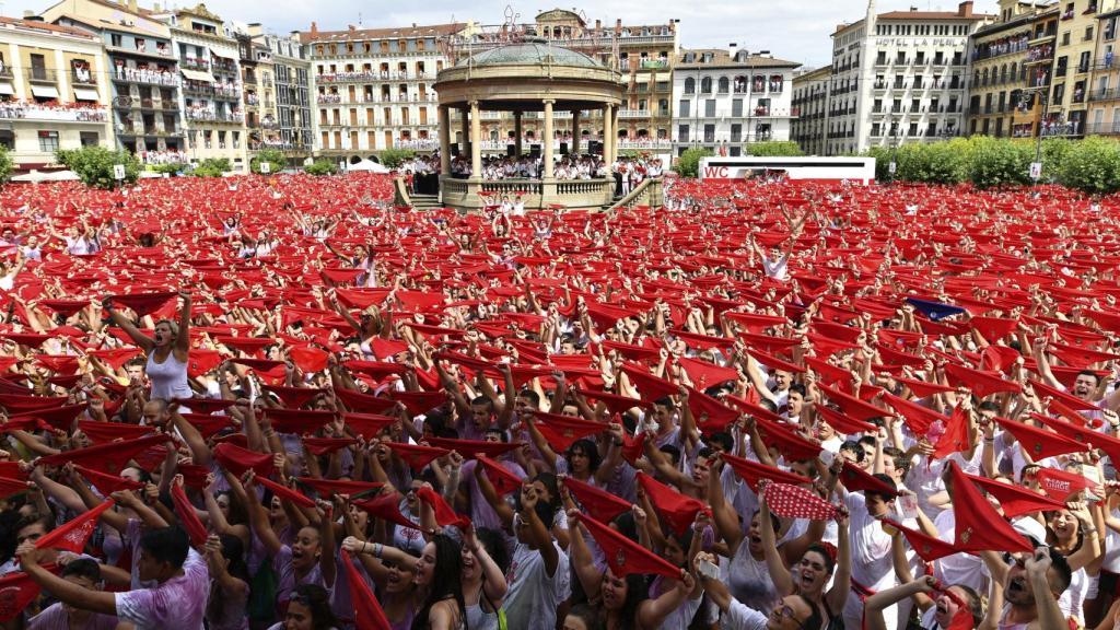 Miles de personas en la Plaza del Castillo de Pamplona tras el chupinazo.