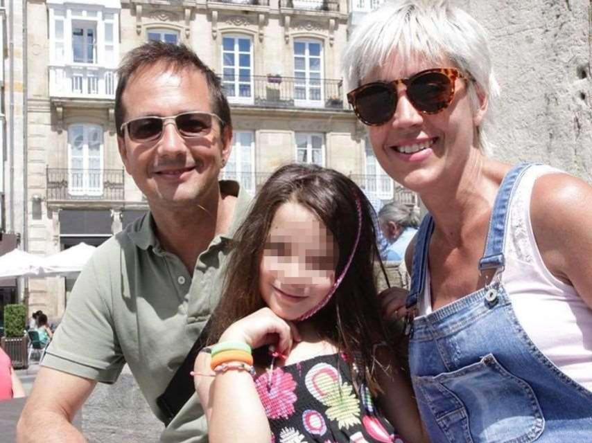 Nahia junto a sus padres.