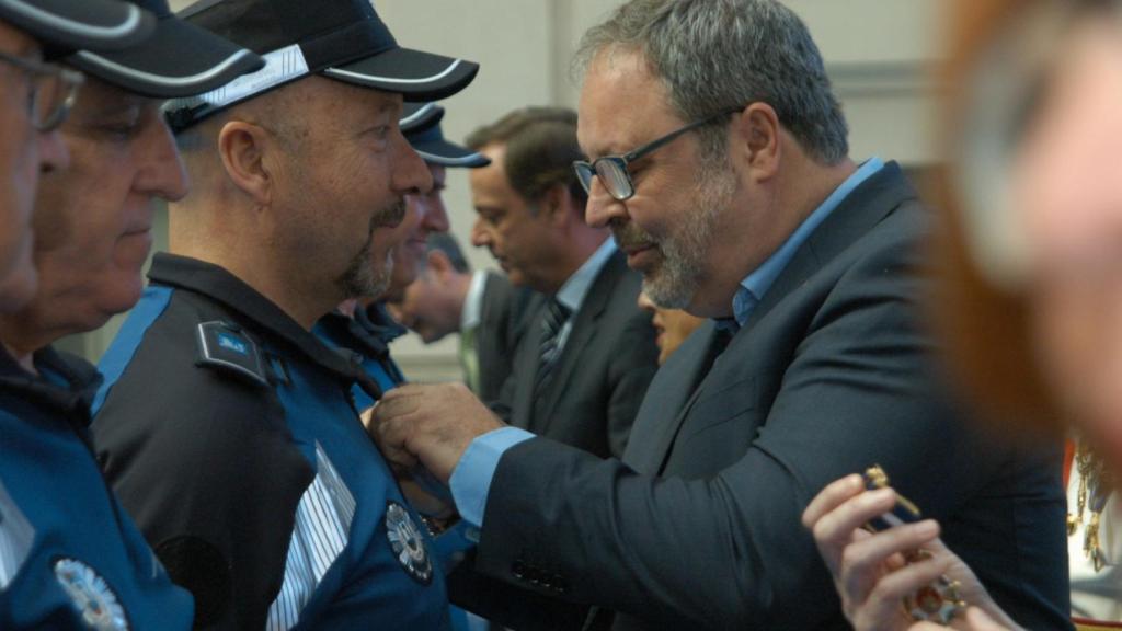 Barbero impone una de las medallas durante el día del patrón.