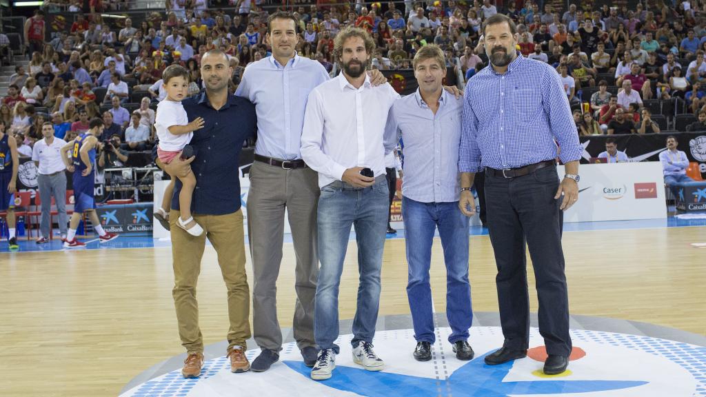 Alfonso Reyes, primero por la derecha, en un homenaje durante un partido de la selección.