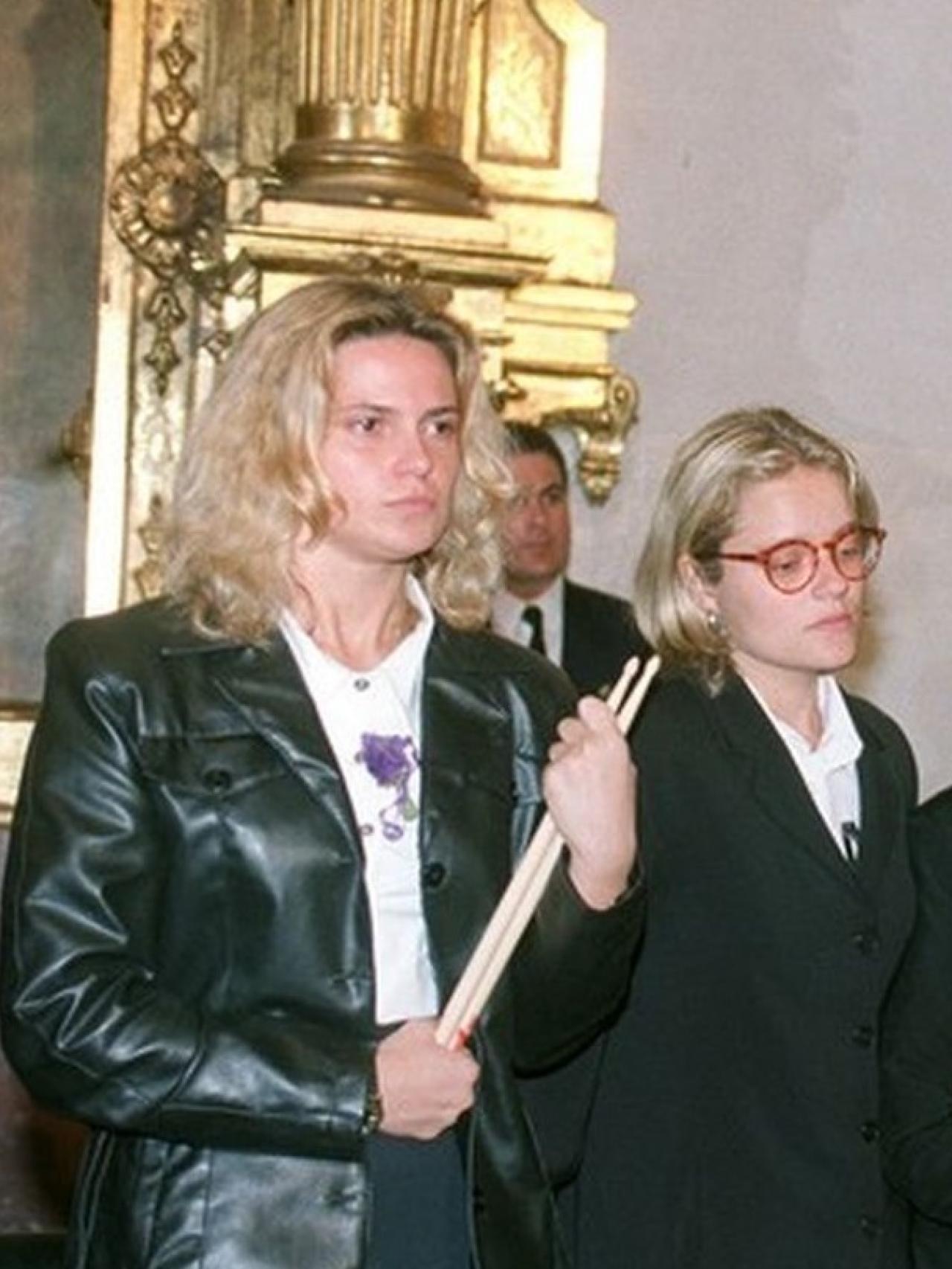 La novia de Miguel Ángel Blanco (izquierda) sostiene las baquetas de su pareja el día del entierro. A su derecha, Mari Mar, hermana del concejal de Ermua.