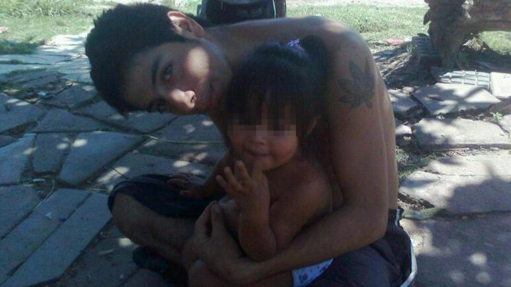 Naiara, con su padre biológico, Manuel Briones, en Argentina.