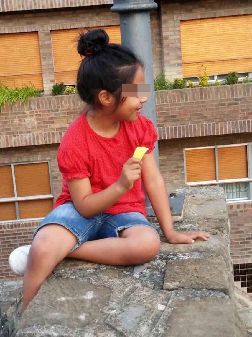 Naiara, comiendo un helado en una foto facilitada por Manuel, su padre.