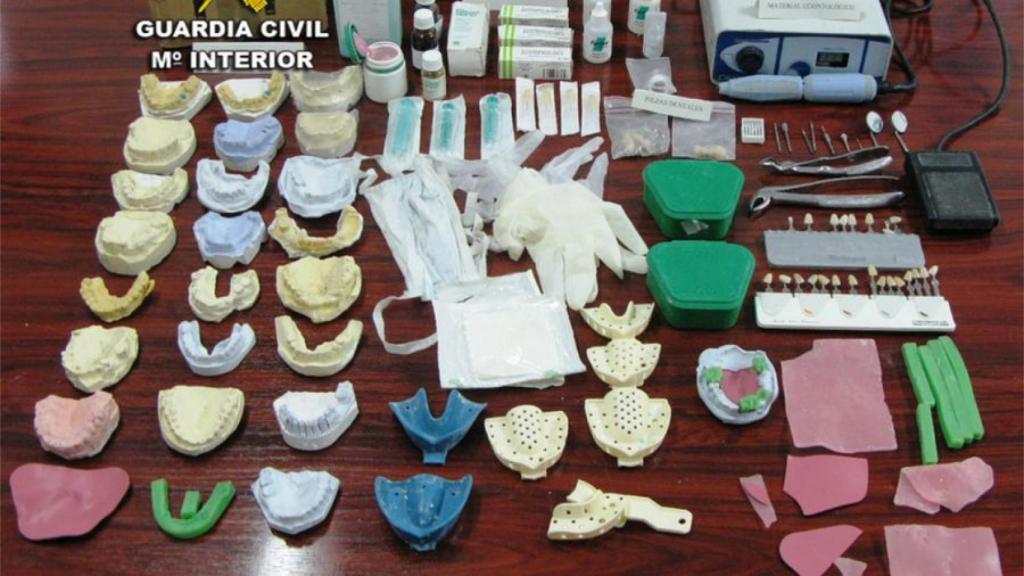 El material incautado al falso dentista de Trives. Un variado surtido de herramientas y utensilios propios de sus labores.