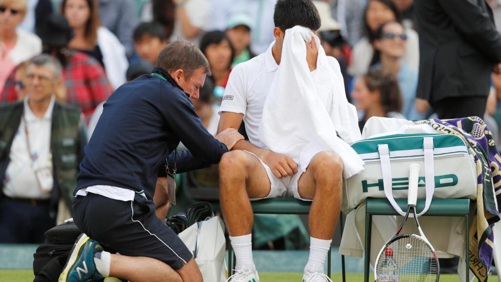 Djokovic, siendo atendido durante su partido contra Berdych.
