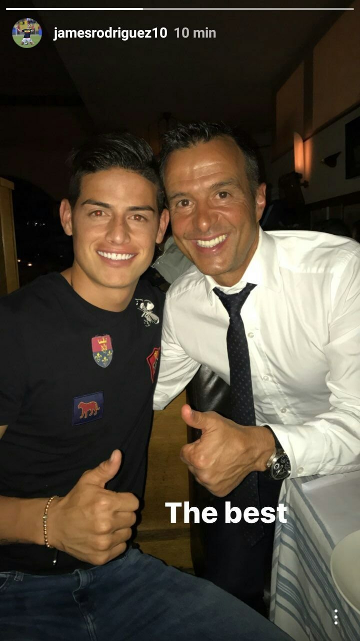 James Rodríguez y Jorge Mendes posando tras su cesión al Bayern Múnich