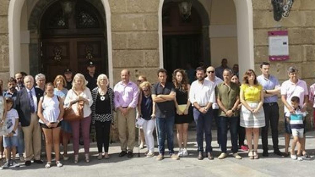 Minuto de silencio en el consistorio gaditano por Miguel Ángel Blanco.